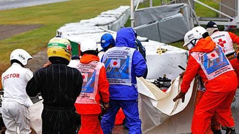 Helfer kümmern sich um den verunglückten Jules Bianchi 