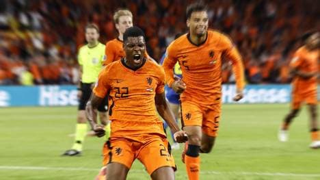 Der niederländosche Siegtorschütze Denzel Dumfries wird von der Presse gefeiert