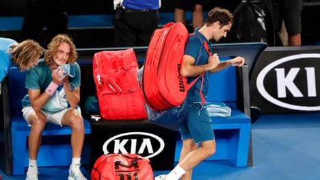 Roger Federer (r.) unterlag im Achtelfinale der Australian Open überraschend Stefanos Tsitsipas