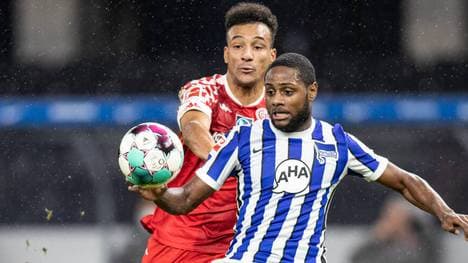Karim Onisiwo (l.) von FSV Mainz kämpft gegen Berlins Deyovaisio Zeefuik um den Ball. 