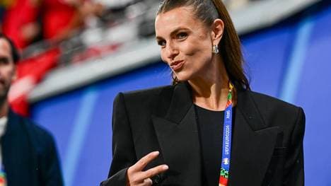 Laura Wontorra bleibt bei DAZN