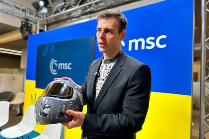 Milliardär spendet nach Helm-Eklat