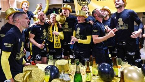 Die Spieler von Mjällby feierten ihren Meistertitel in der Kabine