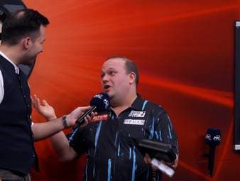 Der deutsche Dartspieler, Marcel Hausotter, besiegt bei den German Darts Grand Prix in München überraschend den Niederländer Raymond van Barneveld. Mit diesem Erfolg gegen den Favoriten zieht der Underdog in die nächste Runde ein.