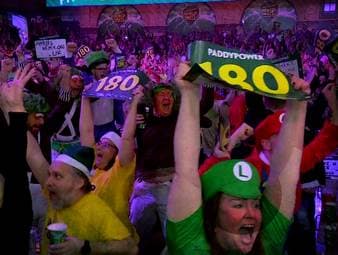 Mit einem 9-Darter auf der großen WM-Bühne tragen sich die Darts-Profis in die Geschichtsbücher ein. SPORT1 zeigt alle 9-Darter der Darts-WM 2025. 