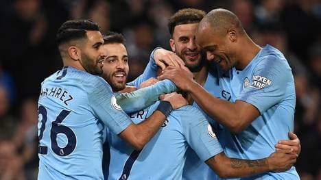 Raheem Sterling (Mitte) schoss die Citizens mit einem Hattrick zum Sieg über Watford