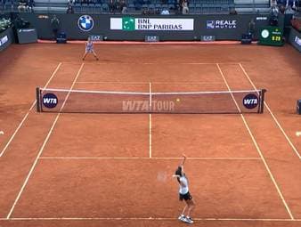Im Sechzehntelfinale des WTA-1000-Turniers in Rom trifft Iga Świątek auf Elisabetta Cocciaretto. Die Weltranglistendritte fertigt die Italienerin vor heimischer Kulisse chancenlos ab.