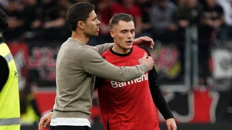 Bleibt auch Xabi Alonso (l.) bei Bayer Leverkusen?