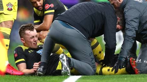 James Ward-Prowse liegt mit großen Schmerzen am Boden