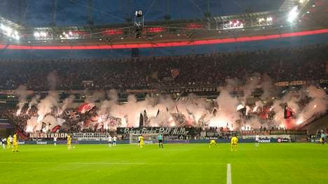 Fans von Eintracht Frankfurt zündeten beim Heimspiel gegen Borussia Dortmund zahlreiche Feuerwerkskörper