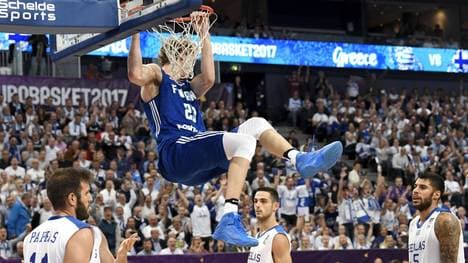 Lauri Markkanen (M.) wurde in der NBA von den Chicago Bulls gedraftet