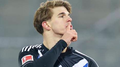 Luka Vuskovic gestikulierte nach dem Spiel zu den Fans des FC St. Pauli