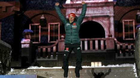OSTERSUND, SWEDEN - MARCH 08: Laura Dahlmeier of Germany celebrates winning the Bronze medal at the medal ceremony for the IBU Biathlon World Championships Women 7.5km Sprint on March 08, 2019 in Ostersund, Sweden.   (Photo by Alexander Hassenstein/Bongarts/Getty Images)