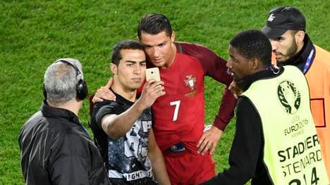Cristiano Ronaldo posierte geduldig mit einem Fan