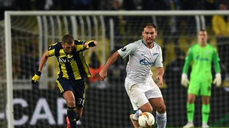 Islam Slimani (l.) erzielte das entscheidende Tor für Fenerbahce Istanbul