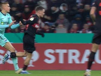 Bayer Leverkusen zieht gegen den SC Paderborn in die nächste Pokalrunde ein. Kurz vor der Halbzeit verliert die Werkself aber Florian Wirtz, der humpelnd in die Kabine muss.