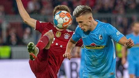 Nico Schlotterbeck (r.) im Zweikampf mit Thomas Mueller