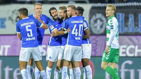 Darmstadt feiert den kuriosen Führungstreffer durch Tobias Kempe