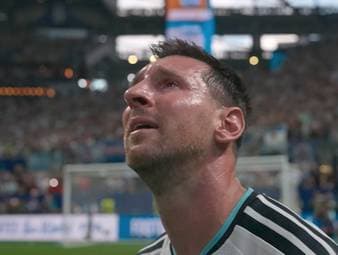 Nach einem Kraftakt sichert sich Argentinien das Weiterkommen gegen Ägypten. Kapitän Lionel Messi scheint nach der Partie vollkommen in seinen Emotionen aufzugehen.