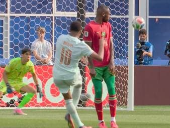 Frankreich ist einfach nicht zu stoppen. Auch gegen Marokko lässt die Équipe Tricolore nichts anbrennen und zieht ins Halbfinale ein. Kylian Mbappé lässt sich von seinem Elfer-Fehlschuss nicht verunsichern und erlöst die Franzosen mit dem 1:0.