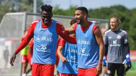 Aymen Barkok (rechts) finanziert Kindern lebenswichtige OPs