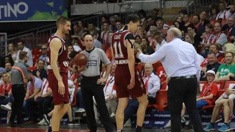 Uli Hoeneß wirkt auf Vladimir Lucic und Braydon Hobbs ein