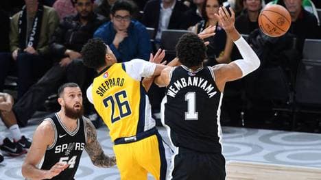 Victor Wembanyama (r.) beklagt zu wenig Schutz von den NBA-Schiedsrichtern