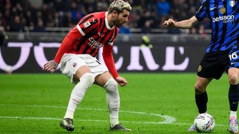 Bleiben die Rossoneri (im Bild: Theo Hernandez) im AC Milan Fiorentina Tipp an einem Europapokal-Platz dran?