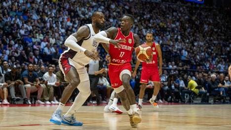 Dennis Schröder (r.) im Duell mit LeBron James
