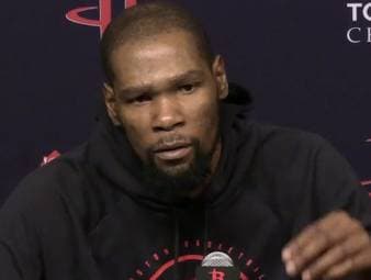 Kevin Durant hat die Houston Rockets mit einem Wurf in der letzten Sekunde zum Sieg gegen sein Ex-Team Phoenix geführt. Nach der Partie fand der Superstar deutliche Worte zu seinem unfreiwilligen Abgang im Sommer.