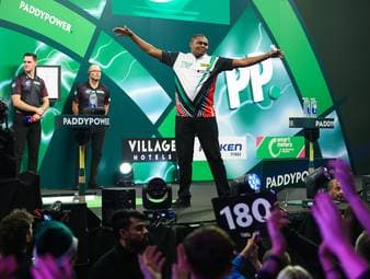 Ein kenianischer Tierarzt wird zur Darts-Sensation