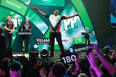 Ein kenianischer Tierarzt wird zur Darts-Sensation