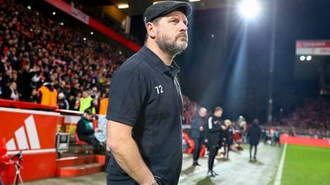 Steffen Baumgart vor der Haupttribüne der Alten Försterei