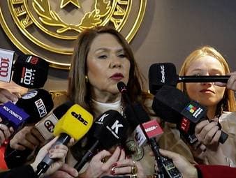 Nach ihren rassistischen Äußerungen gegen Kylian Mbappé fordert Paraguays Senatorin Celeste Amarilla nun ausgerechnet vom französischen Superstar eine Entschuldigung. In der Medienrunde am Dienstag legt sie einen skurrilen Auftritt hin.