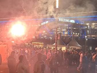 Der FC Schalke 04 gewinnt 1:0 gegen Fortuna Düsseldorf und macht damit den Aufstieg in die 1. Bundesliga perfekt. Die Fans feiern den Erfolg entsprechend ausgelassen in Partystimmung.