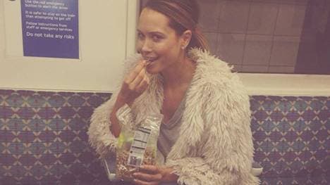 Knabbern in der U-Bahn - Mandy Capristo gefällt ihr Transportmittel offensichtlich.