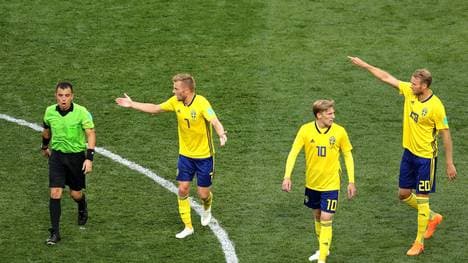 Schiedsrichter Joel Aguilar sorgt für den ersten Videobeweis-Wirbel bei der WM