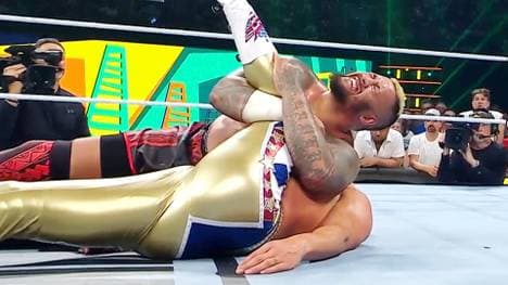 Solo Sikoa pinnte am Ende von WWE Money in the Bank Cody Rhodes
