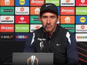 Julian Schuster will mit dem SC Freiburg ins Halbfinale der Europa League einziehen. In seine Matchvorbereitung nimmt er auf das Duell des FC Bayern mit Real Madrid auf. 