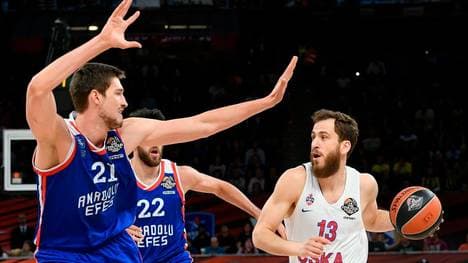 Tibor Pleiss (l.) bestreitet sein 200. Euroleague-Spiel am Freitag