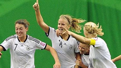 Lena Petermann (m.) schoss Deutschlands Frauen ins Finale der WM