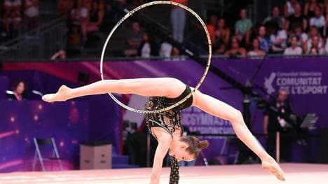 Darja Varfolomeev gewinnt mit dem Reifen die WM