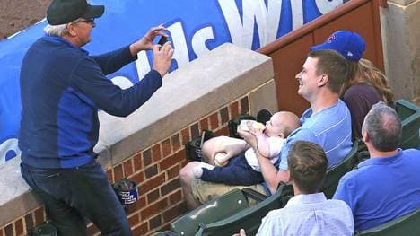 Cubs-Fan Keith Hartley jagte seiner Frau einen gehörigen Schrecken ein