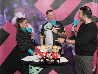 Chris Dobeys neuer Walk-On feierte sein Debüt in der Nachmittagssession im Ally Pally. Bei Moderatorin Jana Wosnitza scherzt der Engländer über die Reaktion der Fans. 