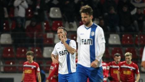 Christopher Handke und Christian Beck (v.l.) lassen nach dem dritten Erfurter Tor die Köpfe hängen