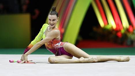 Varfolomeev bei ihrer Übung mit den Keulen