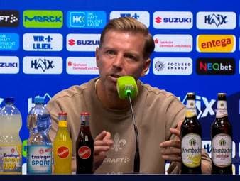 Nach dem Spiel wird Darmstadt-Trainer Florian Kohfeldt auf der Pressekonferenz auf die Schiedsrichterleistung angesprochen. Seine Antwort fällt deutlich aus und er richtet eine klare Bitte an den Journalisten.