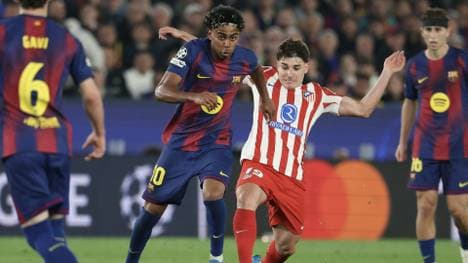 Julián Álvarez im Duell mit Barcas Lamine Yamal