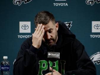 Nach dem Tod von Cowboys-Profi Marshawn Kneeland reflektieren die NFL-Trainer Nick Sirianni und Brian Flores über das tragische Ereignis. 