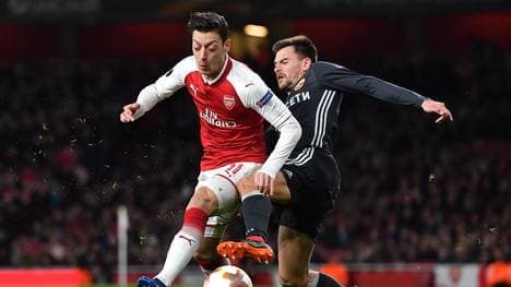 Mesut Özil (l.) trifft mit dem FC Arsenal auf Atletico Madrid
